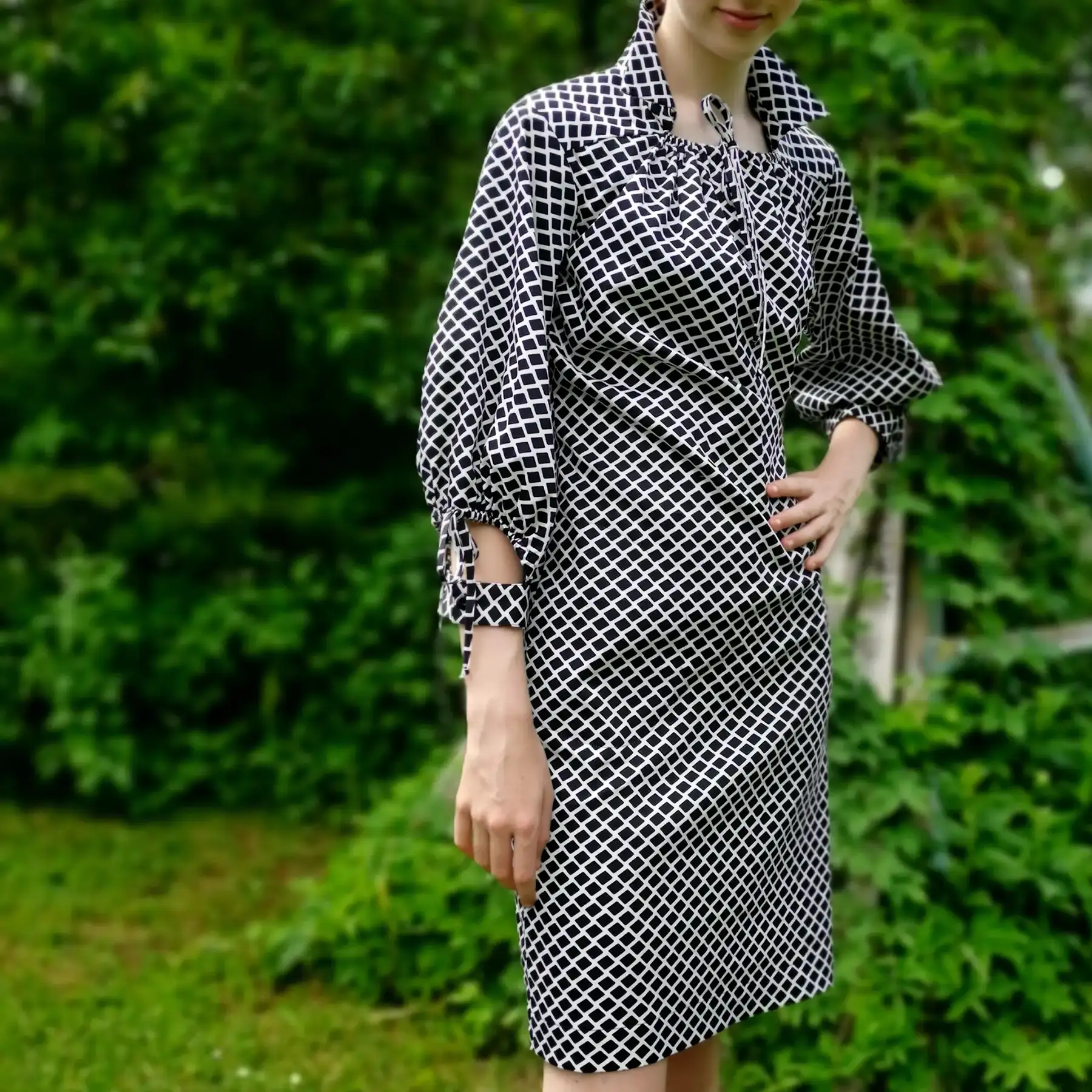 Raili Nõlvak Pael kaeluses mustvalge kleit - Image 2