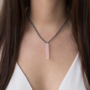 Alternative view of helge stuudio "Aicha Roosa Kvarts" kaelakee