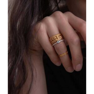 Alternative view of helge stuudio "Alana Musta Kaltsedooniga" sõrmus