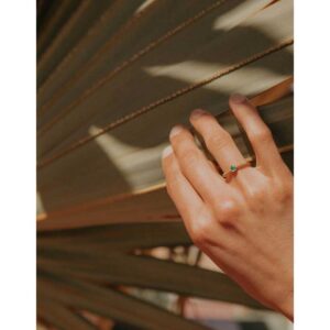 Alternative view of helge stuudio "Alana Rohelise Oonüksiga" sõrmus