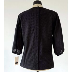 Alternative view of Raili Nõlvak Seljal nööbid Must tikandiga topp