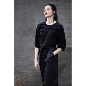 Raili Nõlvak Seljal nööbid Must topp