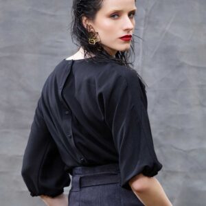 Alternative view of Raili Nõlvak Seljal nööbid Must topp