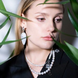 Alternative view of NRTN "CHÖNYI EARRINGS  PEARLY DROP  RHODIUM VERMEIL" kõrvarõngad