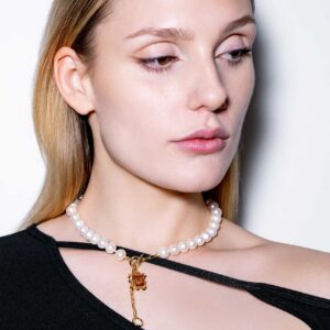 Alternative view of NRTN "GRAND ĀLOKA PEARL WITH CHAMPAGNE GEM GOLD" kaelakee