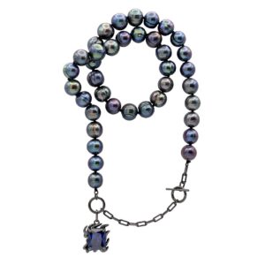 NRTN "GRAND ĀLOKA BLACK PEARL WITH MIDNIGHT BLUE GEM" kaelakee