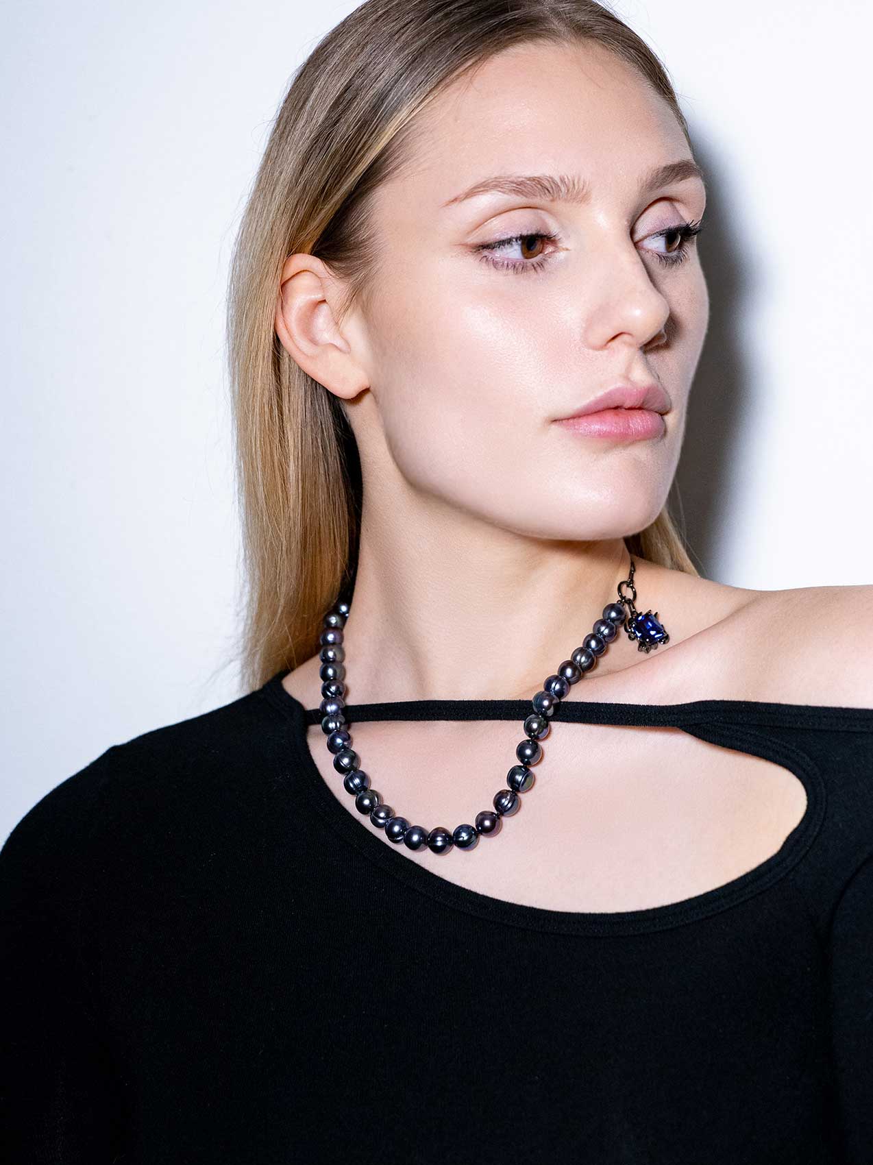 NRTN "GRAND ĀLOKA BLACK PEARL WITH MIDNIGHT BLUE GEM" kaelakee - Image 2