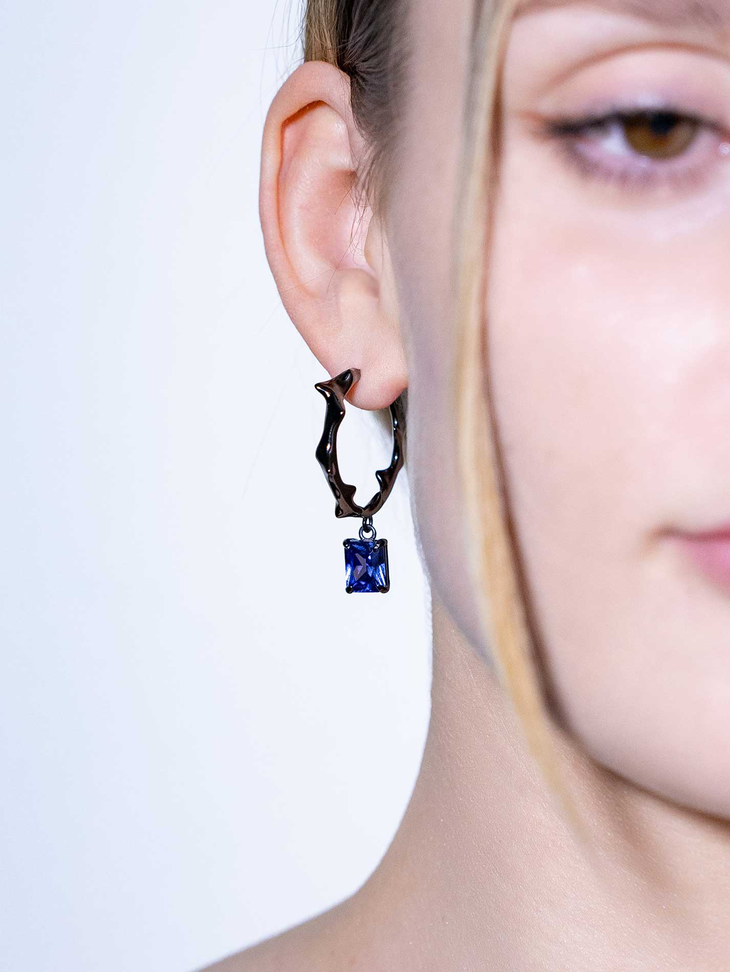 NRTN "MILAM HOOP WITH MIDNIGHT BLUE GEM BLACK" kõrvarõngad - Image 2