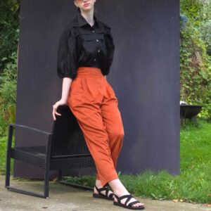 Alternative view of Raili Nõlvak Tumeoranž Laia värvliga voltidega püksid