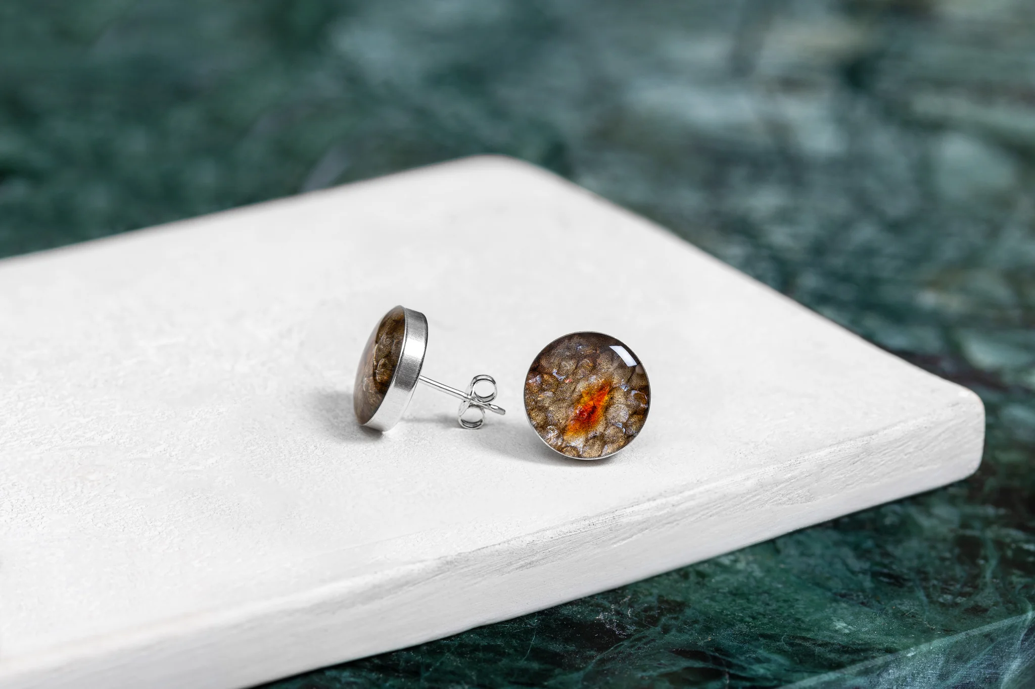 Eherüs "Nööp Punase täpiga nahk" kõrvarõngad