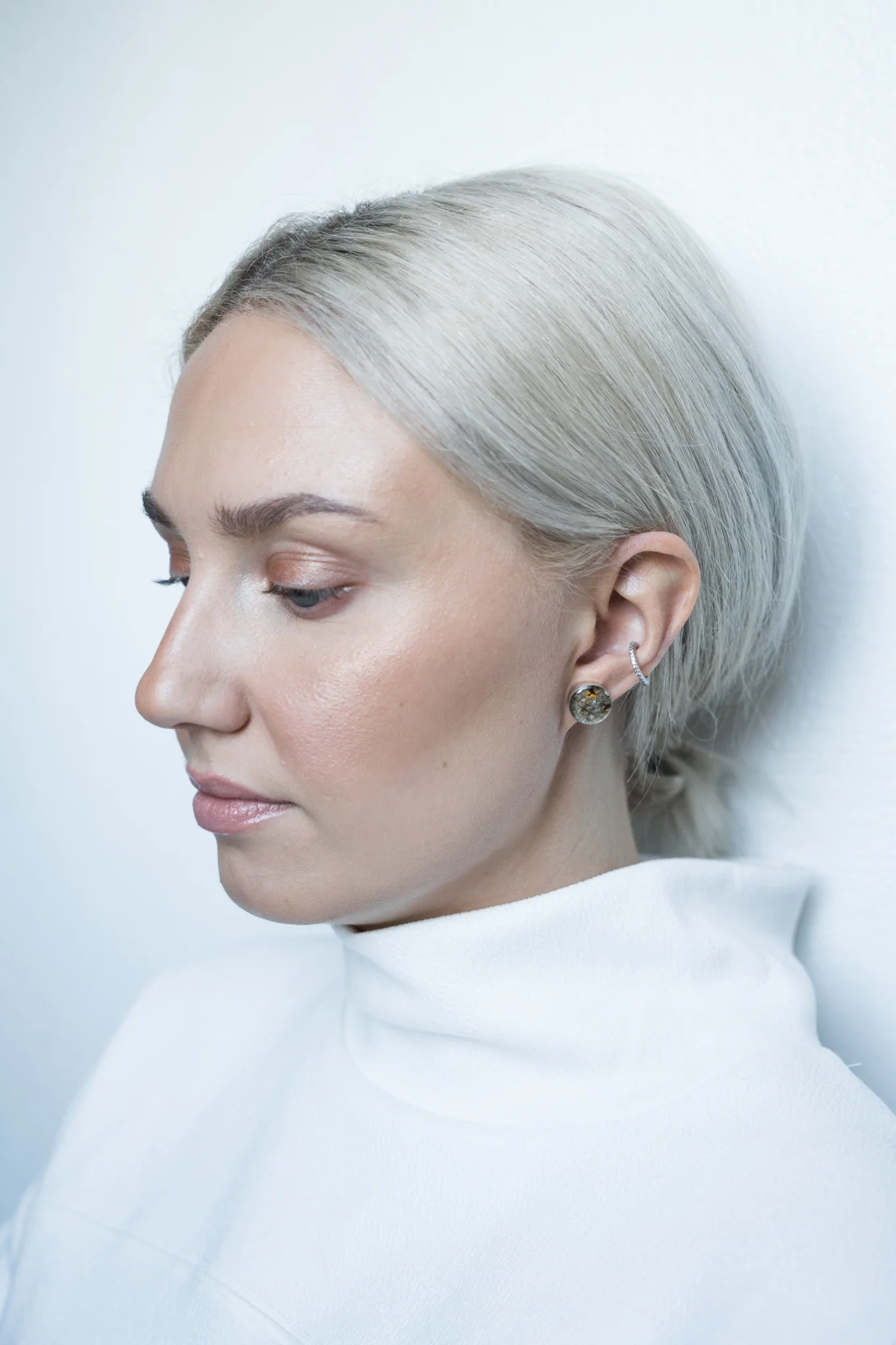 Eherüs "Nööp Punase täpiga nahk" kõrvarõngad - Image 2