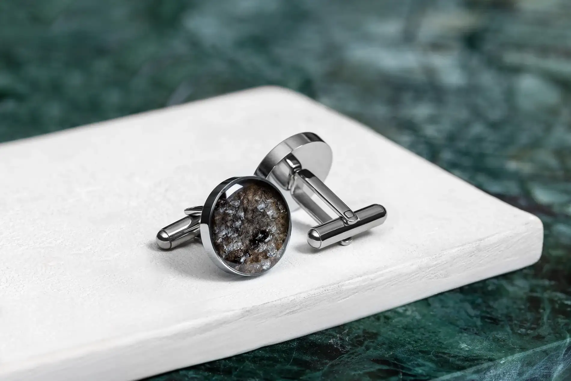 Eherüs "Ümmargused Mustade täppidega nahk" mansetinööbid