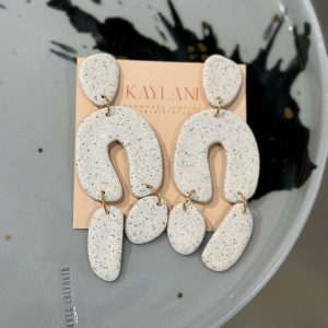 KAYLANI "Valge täpiline NR4 KYTO" kõrvarõngad