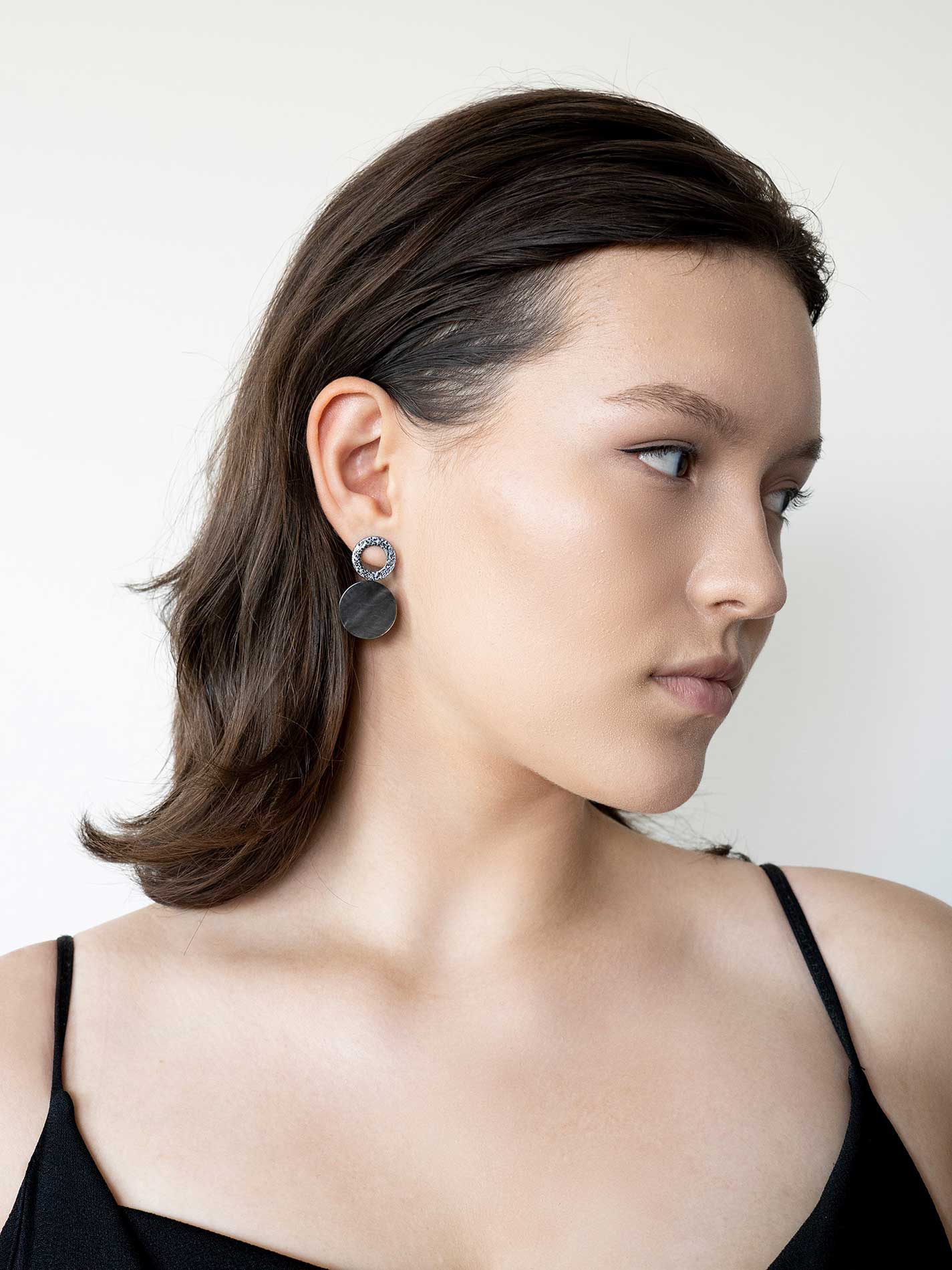NRTN "SOLAR PEARL SHELL EARRINGS" kõrvarõngad - Pilt 2