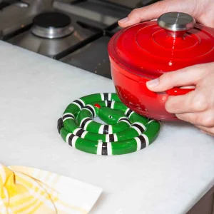 Alternative view of DOIY “Snake Trivet Green” kuumaalus