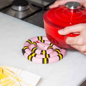 Alternative view of DOIY “Snake Trivet Pink” kuumaalus